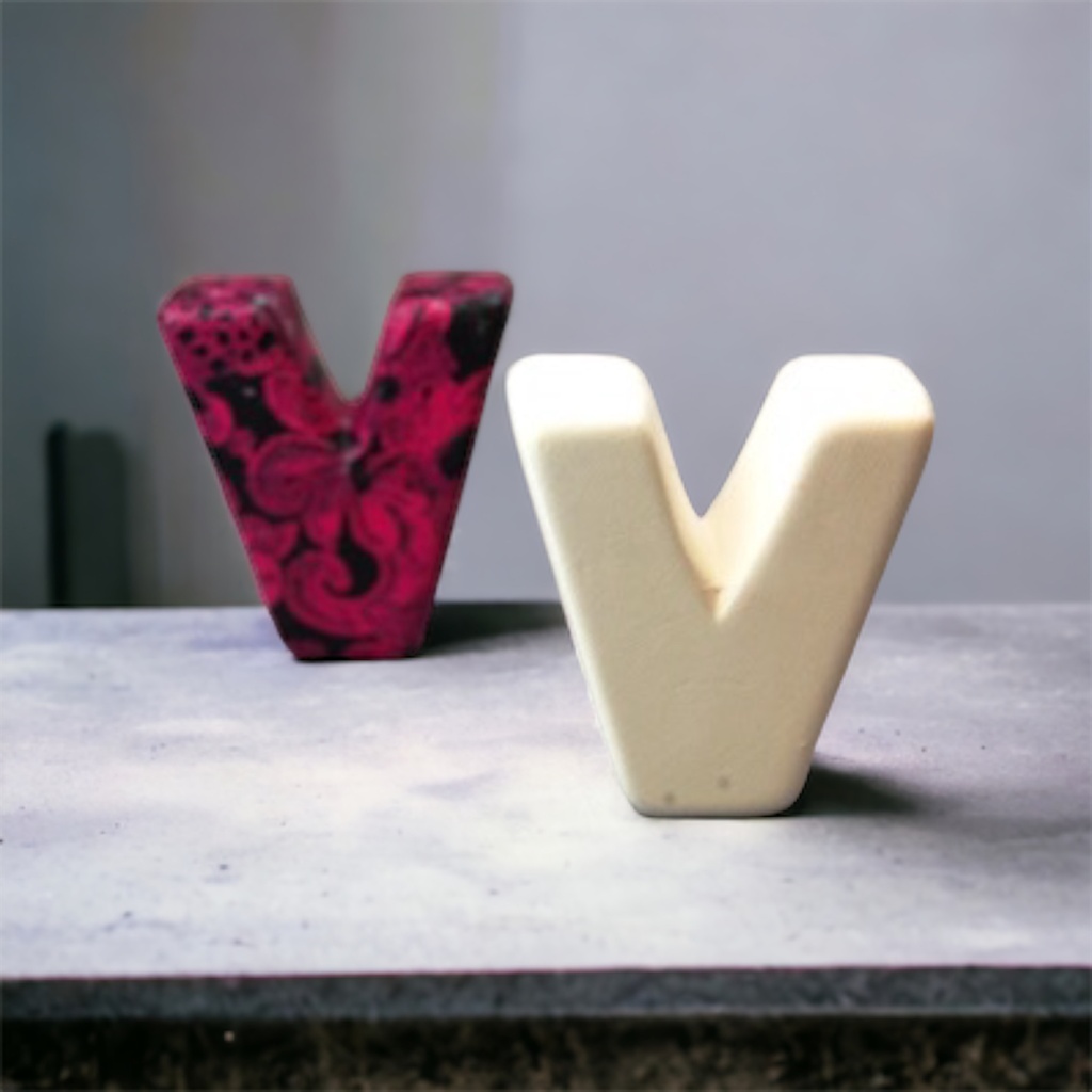 3D Letter V 4.5cm (pack of 6)